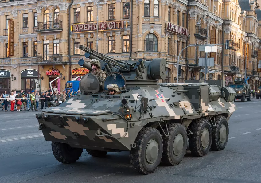 Die ukrainische Armee zeigt ukrainische BTR-3E mit dem Panzerabwehrraketensystem Barrier in Aktion