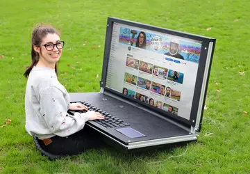 Blogger haben einen riesigen 43-Zoll-Laptop gebaut: ...