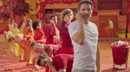 Schauspieler Pedro Pascal spielt die Hauptrolle in Apples neuer AirPods 4 Werbung
