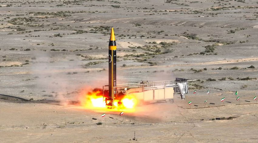 Iran testet ballistische Rakete Khorramshahr-4 mit einem 1.500 kg schweren Sprengkopf und einer Startreichweite von 2.000 km