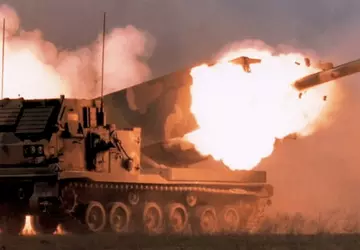 Drei M270-Mehrfachraketen-Systeme, deren Übergabe das Vereinigte ...