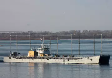 Russland entsendet 45 m langes Zielschiff ...