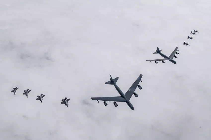 USA entsenden B-52H-Atombomber auf die koreanische Halbinsel, nachdem Nordkorea die Hwasong-18 ICBM gestartet hat