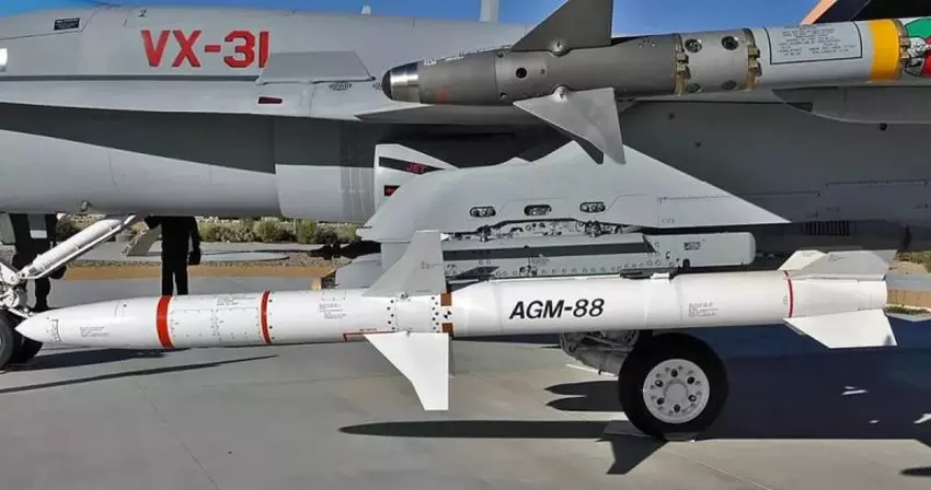 Munition für HIMARS und NASAMS, AGM-88 HARM-Raketen, 150 gepanzerte HMMWV-Fahrzeuge und Maschinengewehre zur Zerstörung von UAVs - Die USA kündigten ein neues Militärhilfepaket in Höhe von 400 Millionen Dollar für die Ukraine an