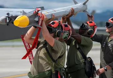 AlM-9M-Flugabwehrraketen, HIMARS-Munition und TOW-Panzerabwehrraketen: USA kündigen ...