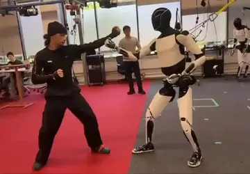 “Jackie Chan, unterstütze Bier!”: Der Optimus-Roboter ...