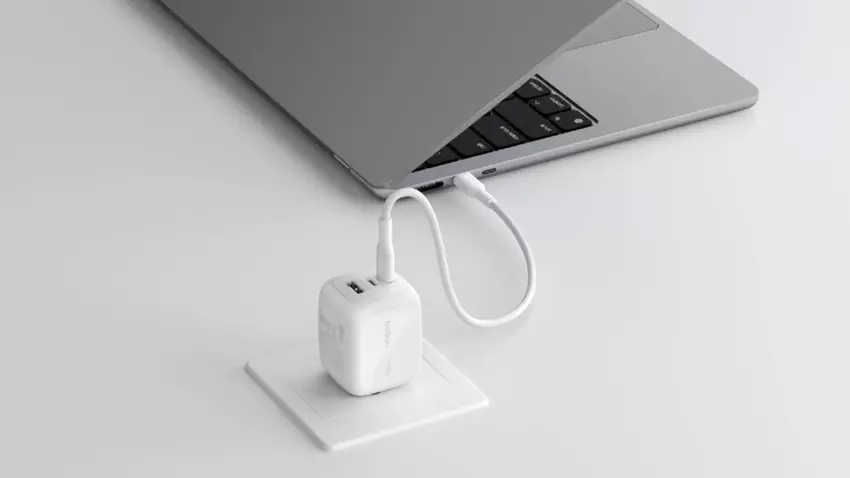 Belkin stellte das kompakte 70W BoostCharge Pro GaN-Ladegerät mit drei Anschlüssen und einem Klappstecker vor