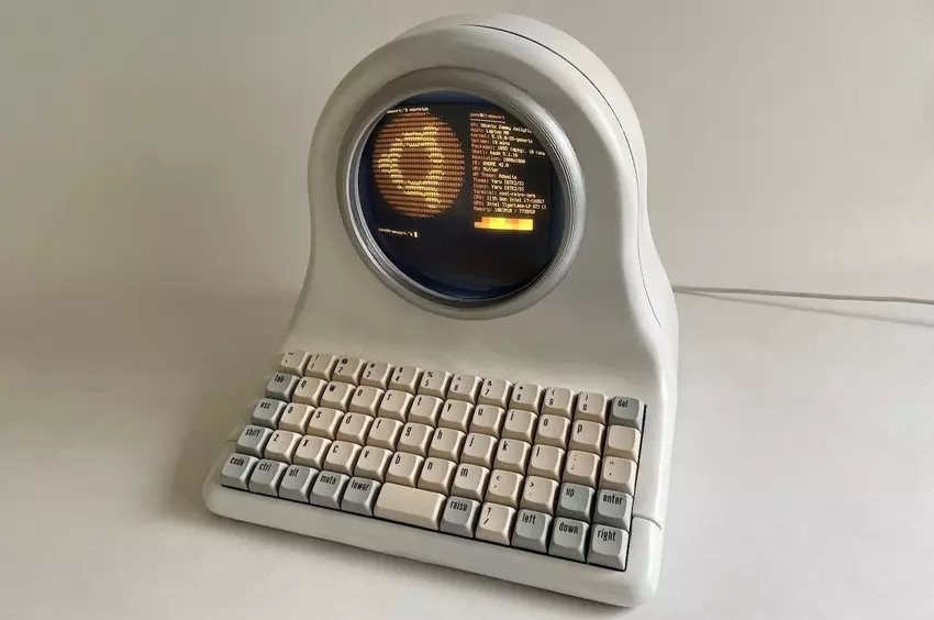 Dieser funky retro-futuristische Computer ist eigentlich ein getarnter Laptop