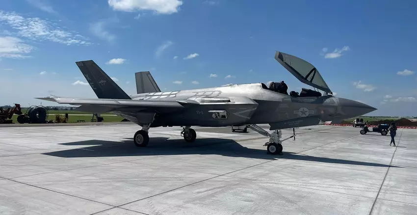 Das Kampfflugzeug der fünften Generation, die US Navy F-35C Lightning II, machte einen Zwischenstopp auf dem Wichita Dwight D. Eisenhower National Airport