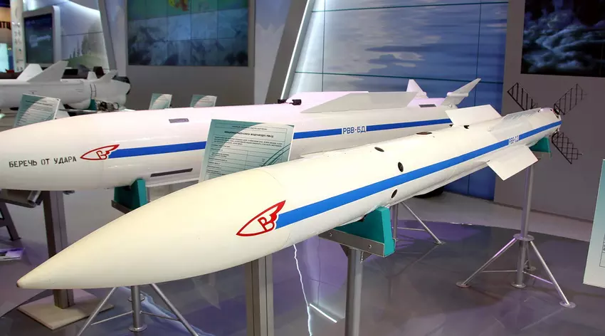 Während des Beschusses der Ukraine verlor ein russischer Jäger eine geheime Rakete