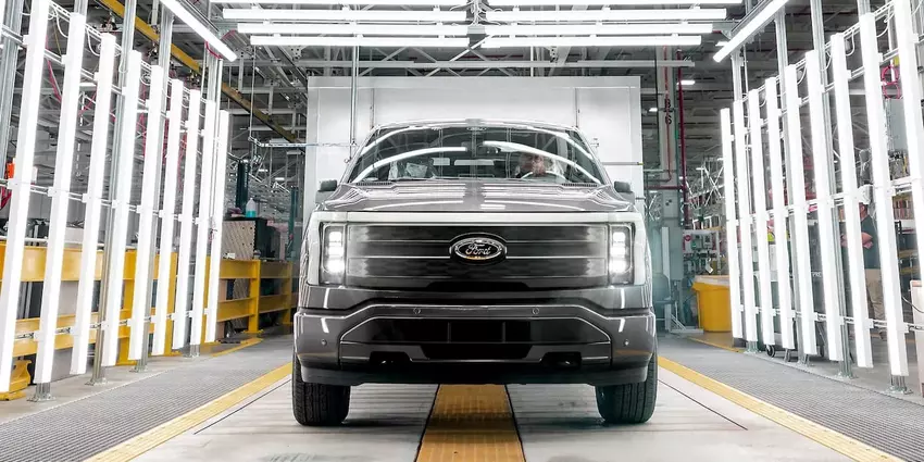 Ford hat die Produktion des F-150 Lightning electric peaks wieder aufgenommen, aber die Preise um $1200-4000 erhöht