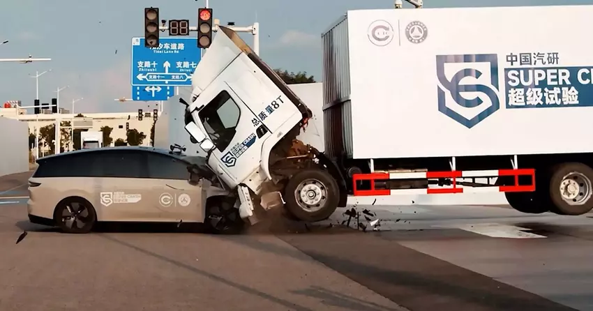Chinesischer Hersteller kollidiert im Crashtest mit einem Passagierauto und einem 8-Tonnen-Lkw