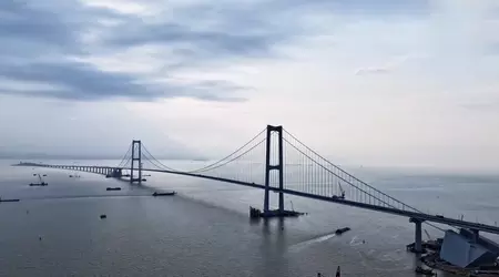 Zwei Brücken, zwei künstliche Inseln und ein Unterwassertunnel: China eröffnet die 1,5 Milliarden Dollar teure Shenzhen-Zhongshan-Autobahn, an der 7 Jahre lang gebaut wurde