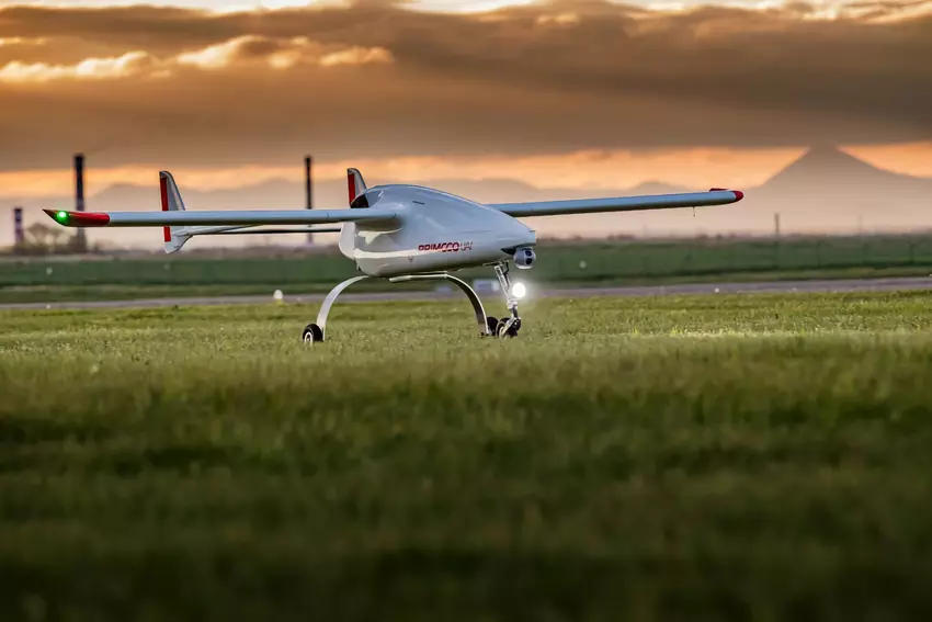 Deutschland hat der Ukraine die Aufklärungsdrohne Primoco ONE übergeben. Sie kann bis zu 200 Kilometer weit fliegen und bis zu 15 Stunden in der Luft bleiben