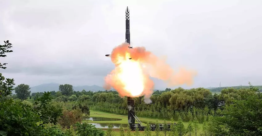Nordkorea hat erfolgreich die nuklearfähige ballistische Interkontinentalrakete Hwasong-18 gestartet, die eine maximale Startreichweite von 15.000 km und eine Höhe von 6648,4 km hat
