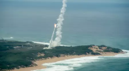 Der Zerstörer USS Carl M. Levin setzte SM-3 Block IA und SM-2 Block IIIA Abfangjäger ein, um gleichzeitig ballistische Raketen und Anti-Schiffs-Raketen abzufangen