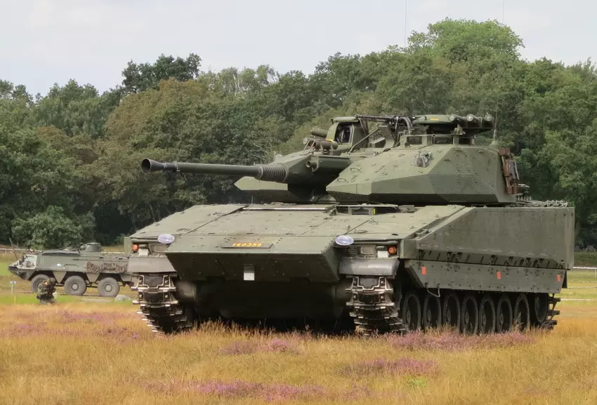 Schwedische CV90-Schützenpanzer auf dem Weg in die Ukraine (Video)