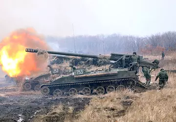 Ukrainische Artilleristen zerstören zwei russische 152-mm-Geschütze ...