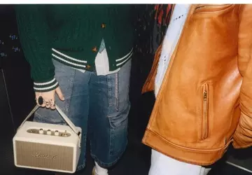 Marshall Kilburn III tragbarer Lautsprecher läuft ...