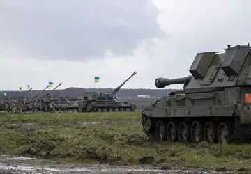 Großbritannien schickt neue 155 mm Panzerhaubitzen ...