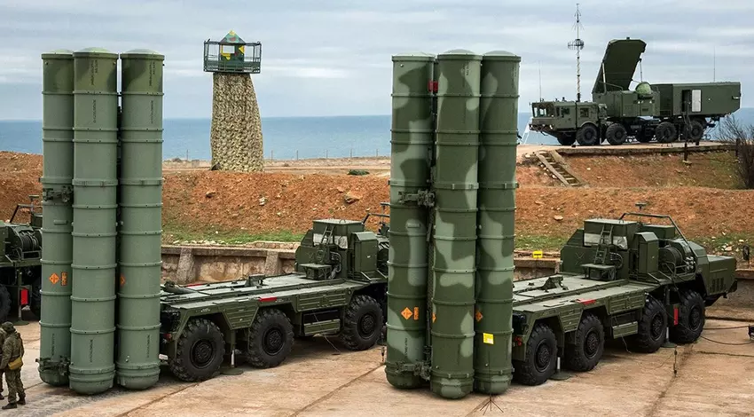 Die ukrainischen Streitkräfte haben dem russischen Luftabwehrsystem einen schweren Schlag versetzt: Zusammen mit der S-400 wurden gleich drei Abschussrampen des Boden-Luft-Raketensystems S-300 getroffen