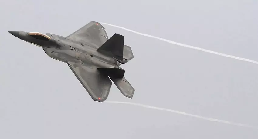 Lockheed Martin kann die F-35 Lightning II und die F-16 Fighting Falcon mit widerstandsarmen, getarnten Treibstofftanks ausstatten, die für die F-22 Raptor entwickelt wurden.