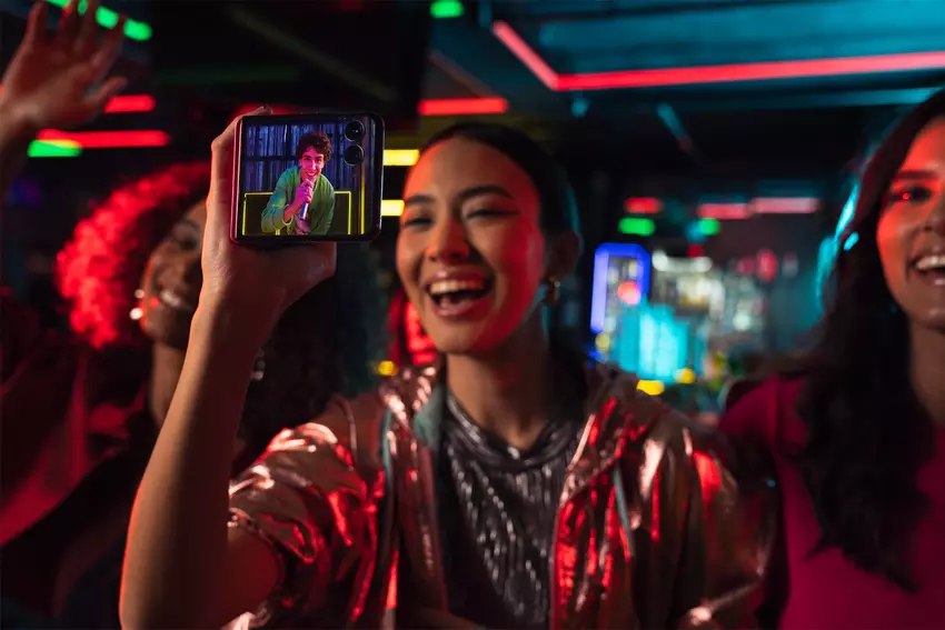 Motorola Razr 50 Ultra: ein Convertible mit zwei POLED-Displays mit 165 Hz, einem 4.000-mAh-Akku, einer Ladeleistung von bis zu 45 W und einem Snapdragon 8s Gen 3-Chip zu einem Preis ab 999 $