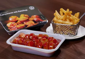 Die legendäre Volkswagen Currywurst kommt in ...