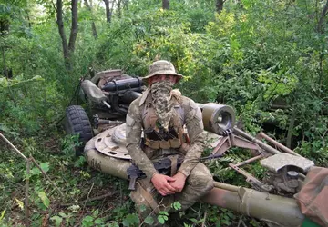 Ukrainische Artilleristen erläutern die Vorteile der ...