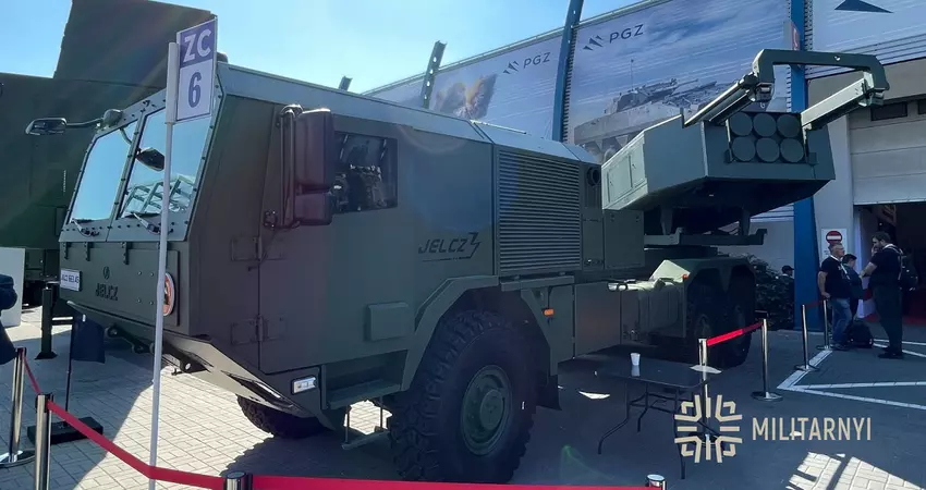 Polen stellte das US-Raketensystem HIMARS auf einem einheimischen Jelcz 663.45 T60 TS 6×6-Radfahrgestell vor