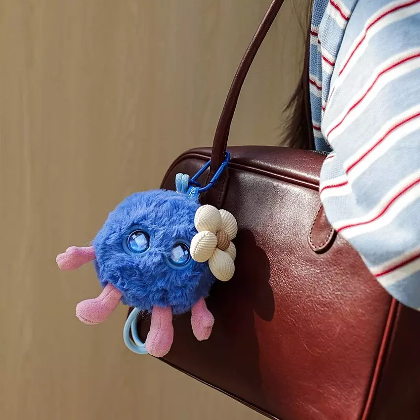 Smart Hanhan an einem Rucksack befestigt