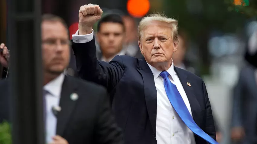 Trump wird wegen des Schweigens von Pornostar Stormy Daniels des Finanzbetrugs für schuldig befunden