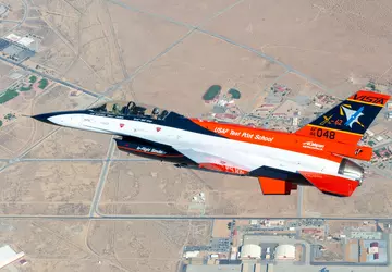 Künstliche Intelligenz steuert einen F-16 VISTA-Kampfjet ...