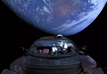 Das Weltraumauto Tesla Roadster hat bereits ...