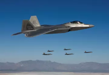 US F-22 und F-16 fangen in ...