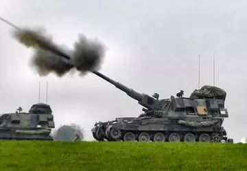 Das Vereinigte Königreich wird 30 Panzerhaubitzen ...