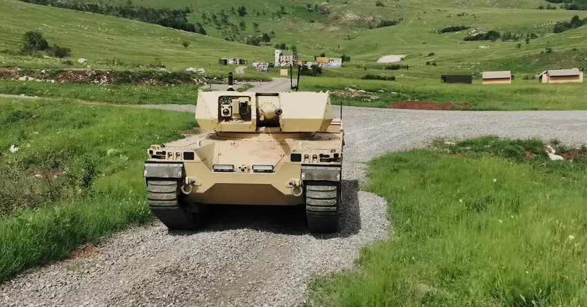 Die Esten zeigten, wie der Typ-X-Kampfroboter Autos zerstört - der Panzer hat Kanonen, Raketen und sogar Drohnen