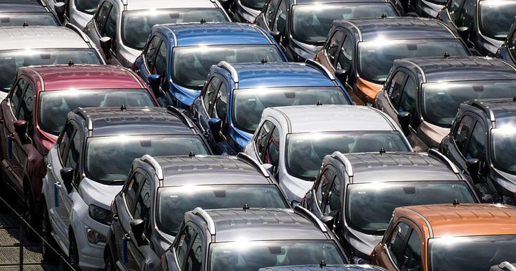 Tausende von Autos stecken im EU-Hafen ...