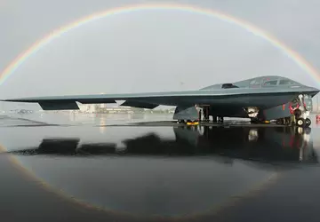 Überraschungsbesuch des Atombombers B-2A Spirit auf ...