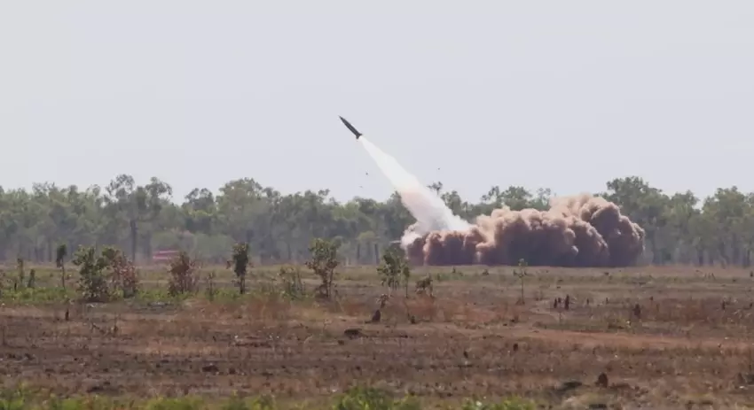 Australien hat ein sehr seltenes Video des Starts einer taktischen ballistischen Rakete MGM-140 ATACMS mit einer maximalen Startreichweite von 300 Kilometern und einer Geschwindigkeit von 3.700 km/h gezeigt