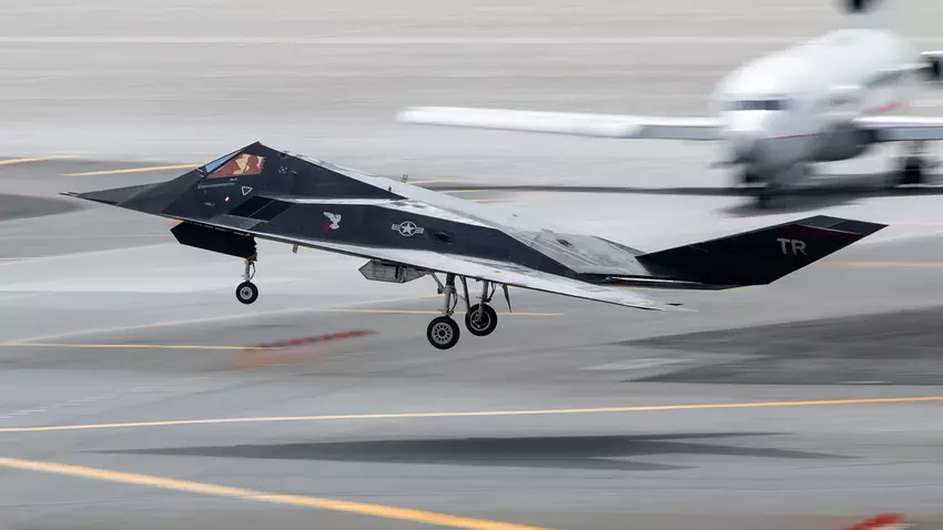 F-117 Nighthawk Tarnkappenflugzeuge nehmen zum ersten Mal seit ihrer Außerdienststellung an einer Übung in Alaska teil