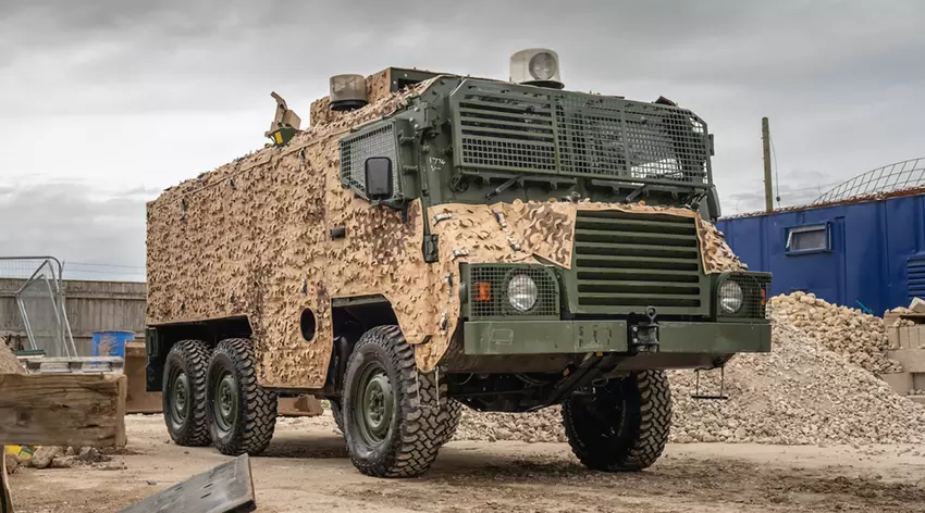Österreichischer Pinzgauer Vector 718 6×6 Panzerwagen an der Front gesichtet (Video)
