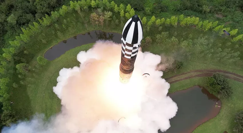 Nordkorea hat zwei ballistische Raketen gestartet, um nach der Ankunft von strategischen US-Bombern des Typs B-1B Lancer in der Region einen Nuklearschlag auf Militärbasen der Republik Korea zu simulieren