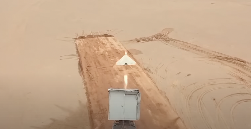 Russisches Militär schlägt iranische Kamikaze-Drohne Shahed 136 auf ukrainische Infrastruktur ab