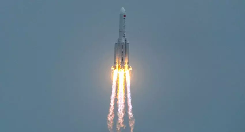 Riesige Teile der gigantischen chinesischen Langer Marsch 5B Rakete fielen auf Indonesien und Malaysia - Anwohner hielten sie für einen Meteoritenschauer