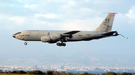 Trolling auf Stufe 80: US-Militärflugzeug "zeichnete" einen Penis in den Himmel über einem russischen Luftwaffenstützpunkt