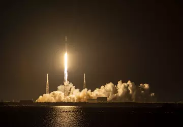 SpaceX startete die ersten Starlink-Satelliten der ...