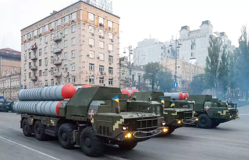 Ukrainische Flugabwehrkanoniere demonstrieren den Abschuss von zwei Raketen des Luftabwehrsystems S-300