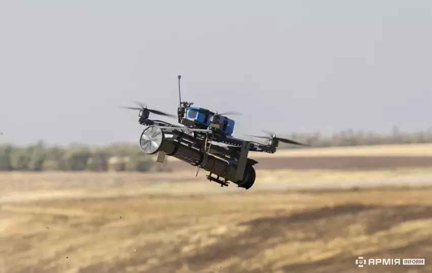 Ukrainische FPV-Drohne zerstört zum ersten Mal feindlichen Infanteristen mit Granatwerfer 