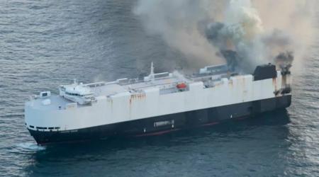 Ein brennendes Schiff voller Autos sank in internationalen Gewässern